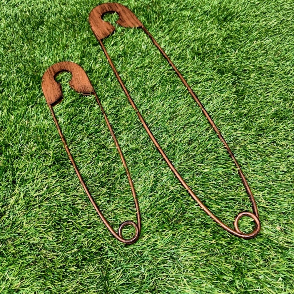Safety Pin Wall Art Set OS Brown Rustic Faux Wood Metal